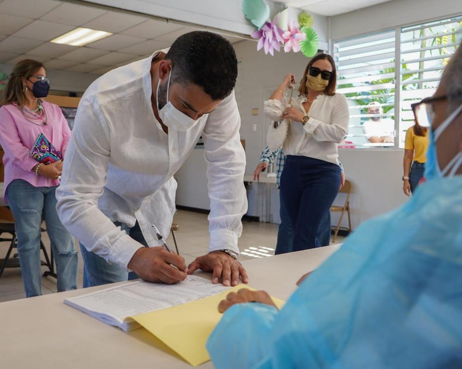 El candidato Julio "Pipe" Abreu acude a votar.