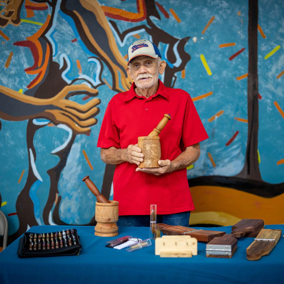 Don Juan Ramón Castro Castro, de 81 años, expone su arte en la Plaza del Mercado.