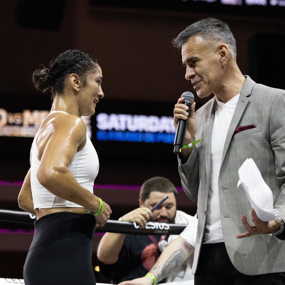 El mexicano Lupe Contreras (derecha) fue el presentador del entrenamiento público de Amanada Serrano (izquierda) en el Distrito T-Mobile.