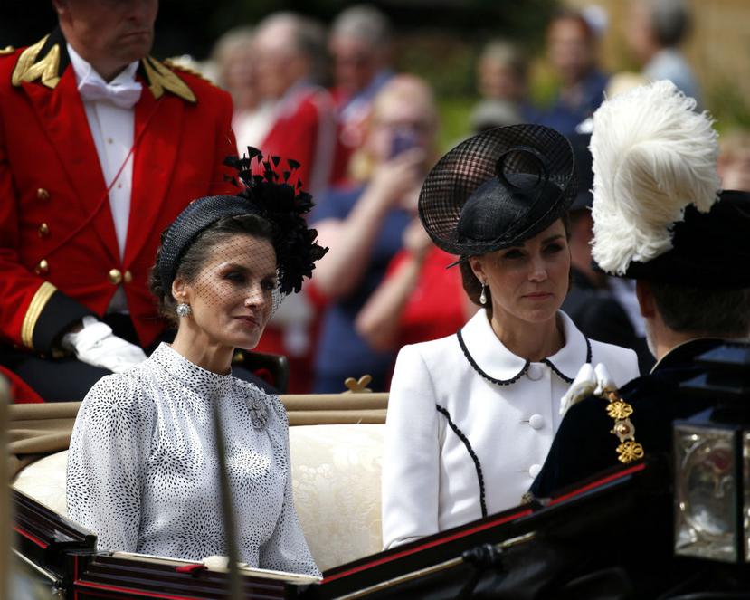 La reina Letizia, en la foto, junto a la duquesa de Cambridge, sorprendió al lucir un tocado negro. (EFE)
