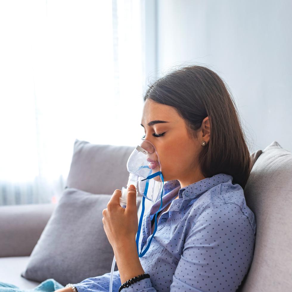 Las terapias y las bombitas de mantenimiento prescritas por tu médico son de alto beneficio para condiciones como asma, enfisema y bronquitis crónica que se pueden exacerbar con la llegada de polvo del Sahara. (Shutterstock)