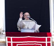 El papa Francisco en la ventana de sus dependencias en el Vaticano.