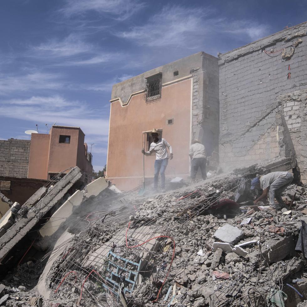 Marruecos tiene previsto asignar a los residentes ayuda en metálico para cubrir las necesidades básicas, con $13,600 adicionales para reconstruir los hogares que quedaron completamente destruidos y $7,800 para los que quedaron parcialmente destruidos.