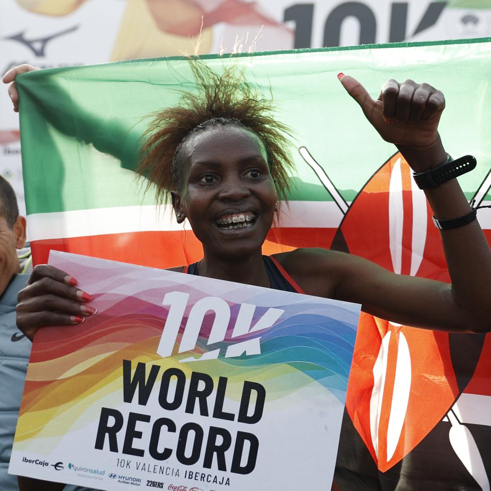 Agnes Jebet Ngetich muestra un cartel que la identifica como la atleta que posee el récord mundial en la distancia de 10 kilómetros.