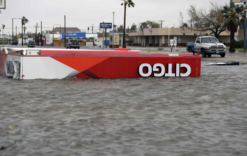 El techo de una estación de gasolina yace en las aguas de la inundación tras el paso del huracán Harvey, el sábado 26 de agosto, en Aransas Pass, Texas. (AP / Eric Gay)