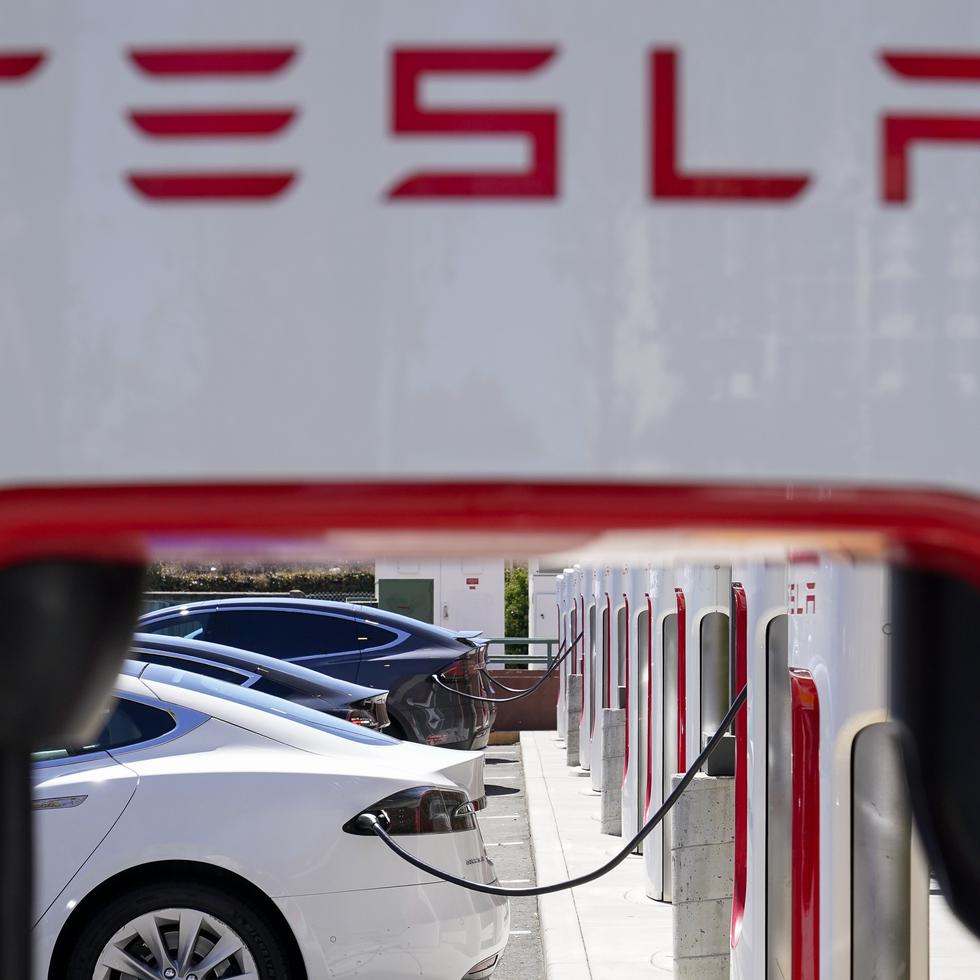 En esta imagen de archivo, vista de una estación de carga de Tesla en Emeryville, California, el 10 de agosto de 2022. (AP Foto/Godofredo A. Vásquez, archivo)