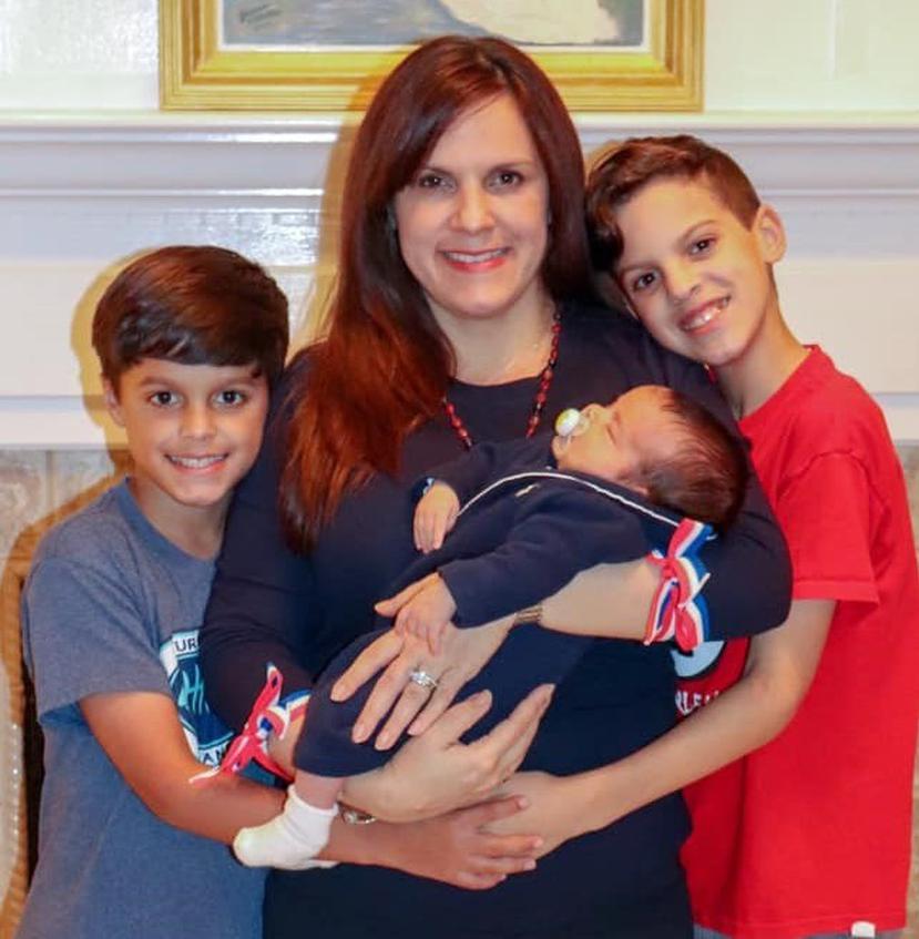 En la foto, Carol Kohn sostiene en brazos a su pequeño Oliver, junto a sus hijos Benjamín (a la izquierda) y Sebastián (a la derecha).