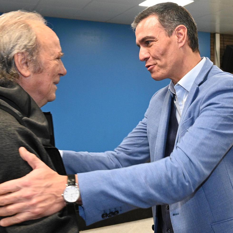 El presidente del gobierno español, Pedro Sánchez, conversó con Joan Manuel Serrat, tras asistir al concierto en Barcelona. EFE/Moncloa/Borja Puig de la Bellacasa -