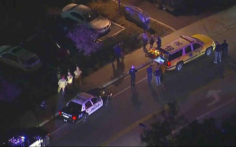En esta imagen, tomada de un vídeo aéreo, vehículos policiales desplegados en una carretera en las inmediaciones de una balacera en Thousand Oaks, California. (KABC via AP)