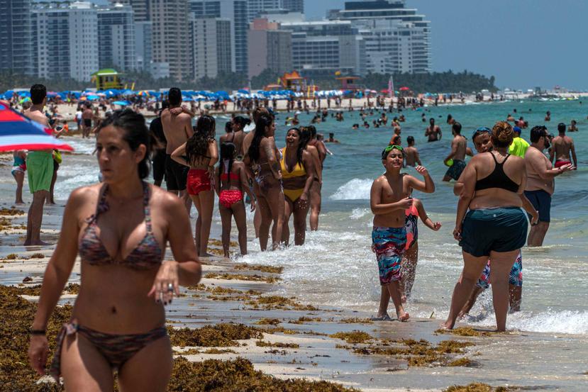 Cientos de personas visitaron la playa de Miami Beach. (EFE)