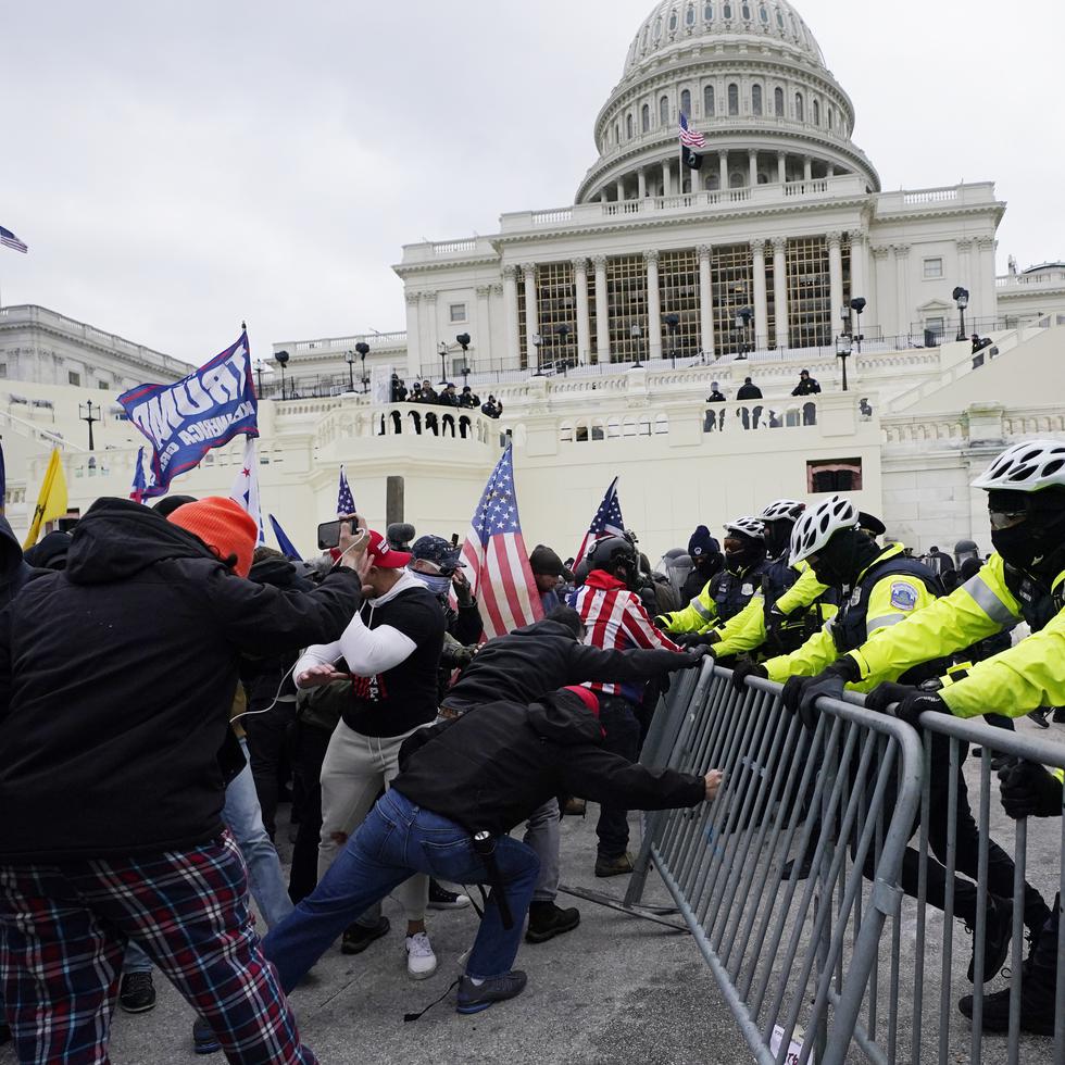 Manifestantes leales al presidente Donald Trump avanzan hacia el Capitolio federal en Washington