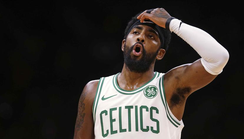 El base de los Celtics de Boston, Kyrie Irving, gesticula durante el primer cuarto de un juego de pretemporada de la NBA contra los Hornets de Charlotte. (AP)