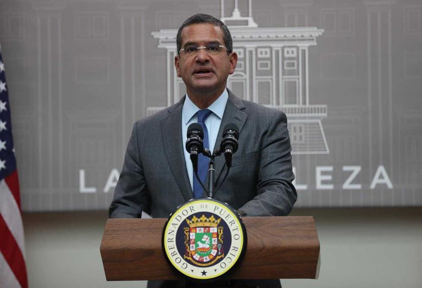 El gobernador Pedro Pierluisi durante la conferencia de prensa para anunciar una  nueva orden ejecutiva.
