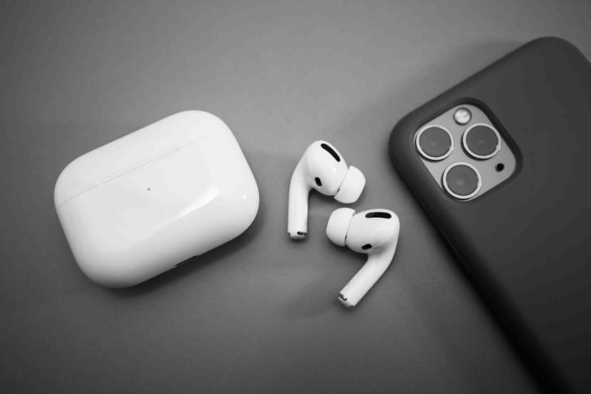 Apple AirPods Pro | Ante la eliminación de los puertos para audífonos en un mayor número de equipos, los inalámbricos avanzan a convertirse en el estándar. En los iPhone más recientes, la única opción obligada son los AirPods. (Shutterstock.com)