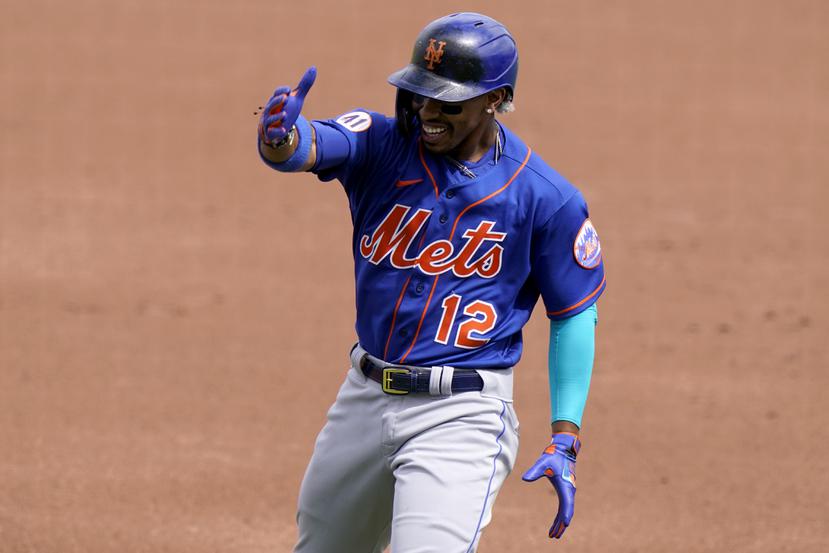 El puertorriqueño Francisco Lindor, de los Mets de Nueva York, ríe después de conectar un elevado en el juego de pretemporada.