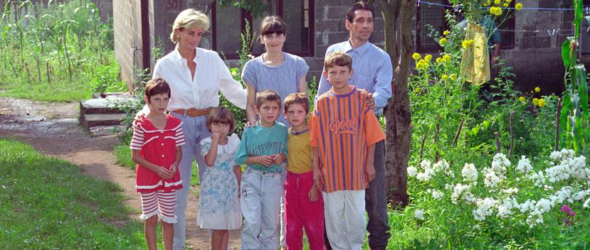 Como parte de la visita, Diana hizo una visita sorpresa a la familia Suljkanovic en su modesto hogar en el pequeño pueblo de Dobrnja cerca de Tuzla. (AP)