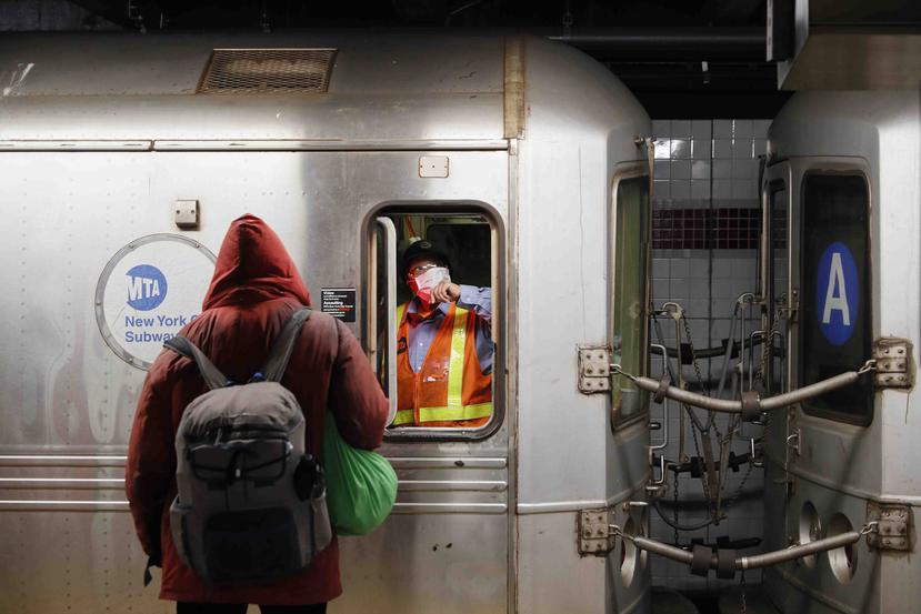 Un empleado del metro utiliza una mascarilla mientras espera por la entrada de pasajeros al subway. (AP)