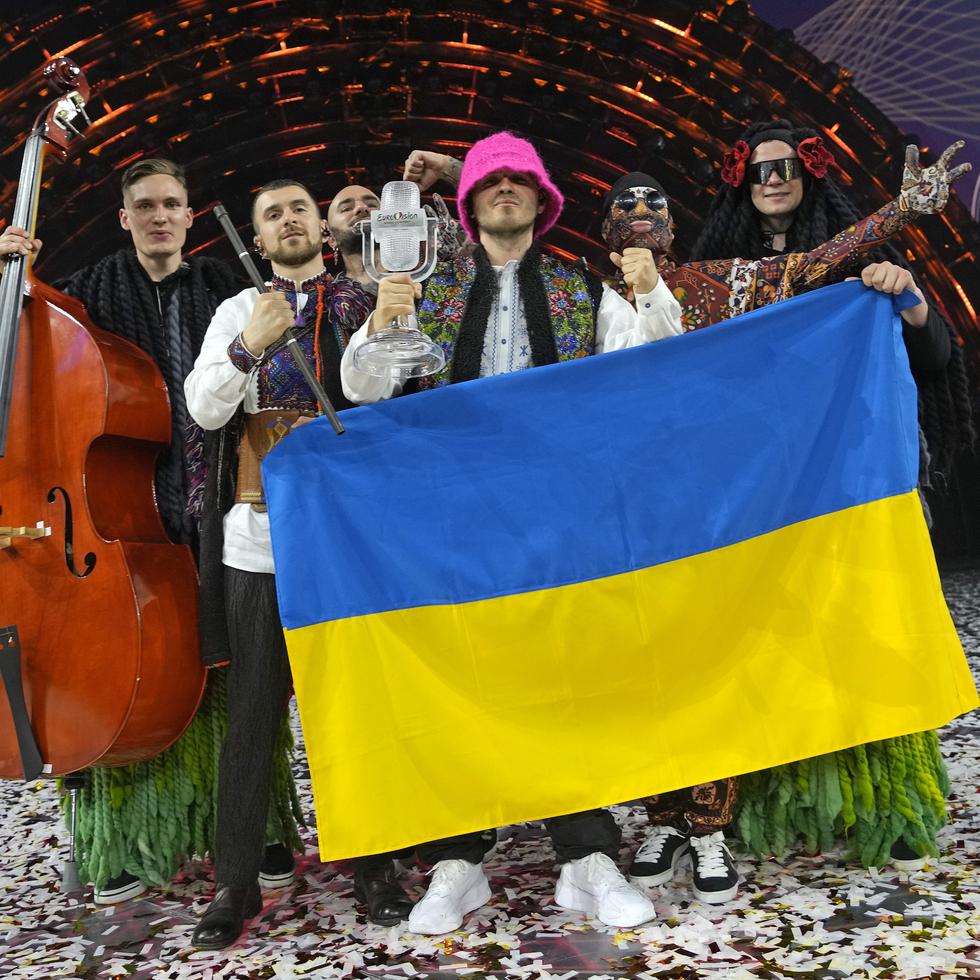 La banda Kalush Orchestra, de Ucrania, festeja su triunfo en la Gran Final del Concurso de Canto de Eurovisión en la arena Palaolimpica en Turín, Italia, el sábado 14 de mayo de 2022. (AP Foto/Luca Bruno)