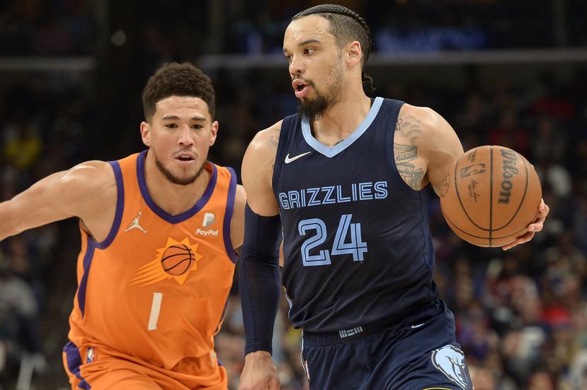 Dillon Brooks, alero de los Grizzlies de Memphis, controla el balón frente a Devin Booker, de los Suns de Phoenix, en un partido entre los dos mejores conjuntos de la NBA este año.