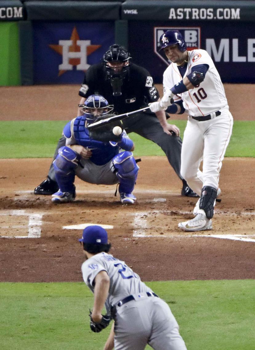 El cubano Yuli Gurriel, de los Astros de Houston, conecta un jonrón ante el japonés Yu Darvish, de los Dodgers de Los Ángeles. (AP)