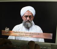 Foto de archivo toma de la pantalla de una computadora a partir de un DVD preparado por producciones Al Sahab, Ayman al Zawahri, líder de Al Qaeda, habla el 20 de junio de 2006, en Islamabad, Pakistán.