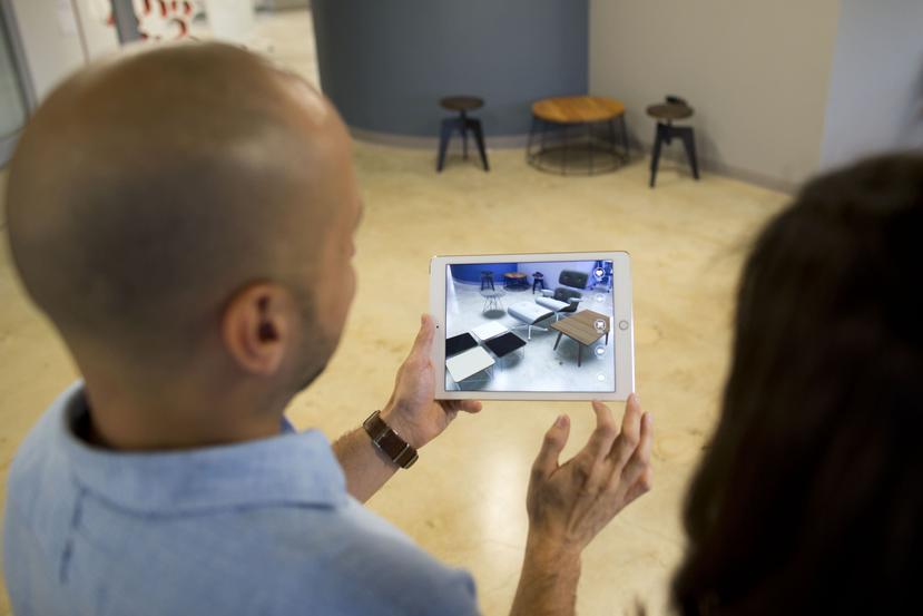 Israel Medina, cofundador de Pair, muestra cómo usar la app móvil para probar cómo se verían distintos muebles en un espacio.