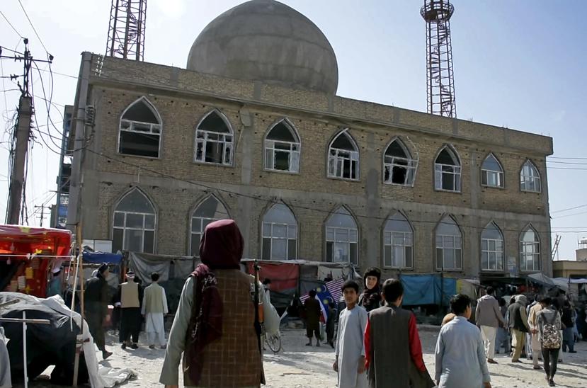 En esta imagen de archivo tomada de un video, un combatiente talibán hace guardia en el exterior de una mezquita tras la explosión de una bomba, en la provincia de Mazar-e-Sharif, Afganistán, el 21 de abril de 2022.