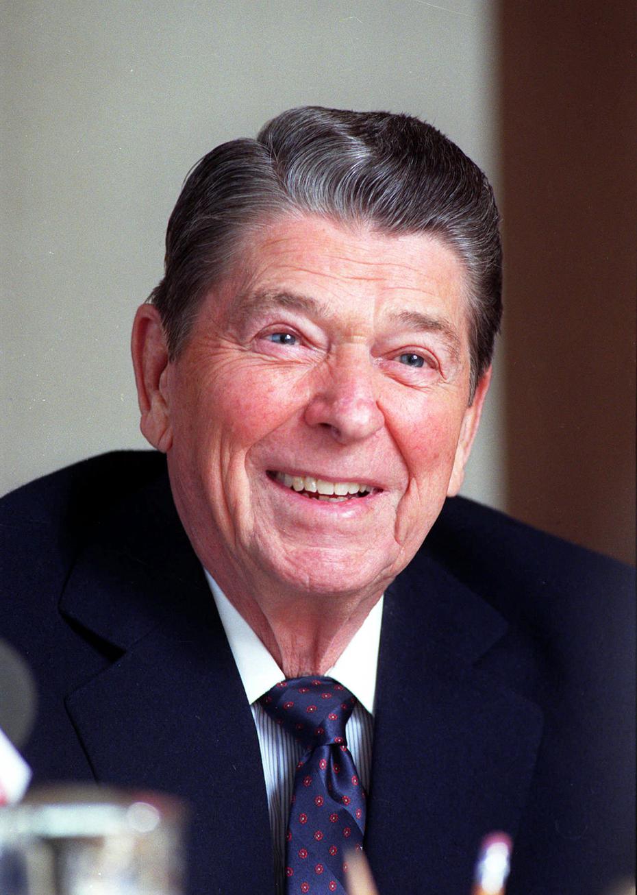 Ronald Wilson Reagan fue un actor y político estadounidense, el cuadragésimo presidente de los Estados Unidos entre 1981 y 1989 y el trigésimo tercer gobernador del estado de California entre 1967 y 1975. En el 1985 se sometió a una intervención quirúrgica en la que le fue extirpado un tumor benigno del colon.