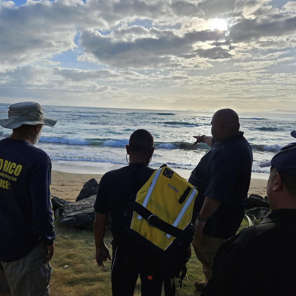 Personal de emergencia durante la búsqueda del turista de 26 años que desapareció tras ser arrastrado por la corriente en la playa La Pared de Luquillo.