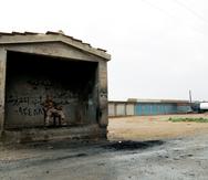 Un miembro de las fuerzas kurdo-árabes vigila un puesto de control en la población de Marqadah, situada en la provincia siria de Deir al Zur.