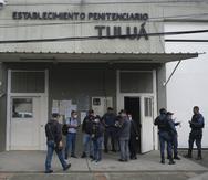 Funcionarios penitenciarios y fuerzas de seguridad se reúnen frente a una cárcel donde hubo un incendio mortal en Tuluá, Colombia, el 28 de junio de 2022.