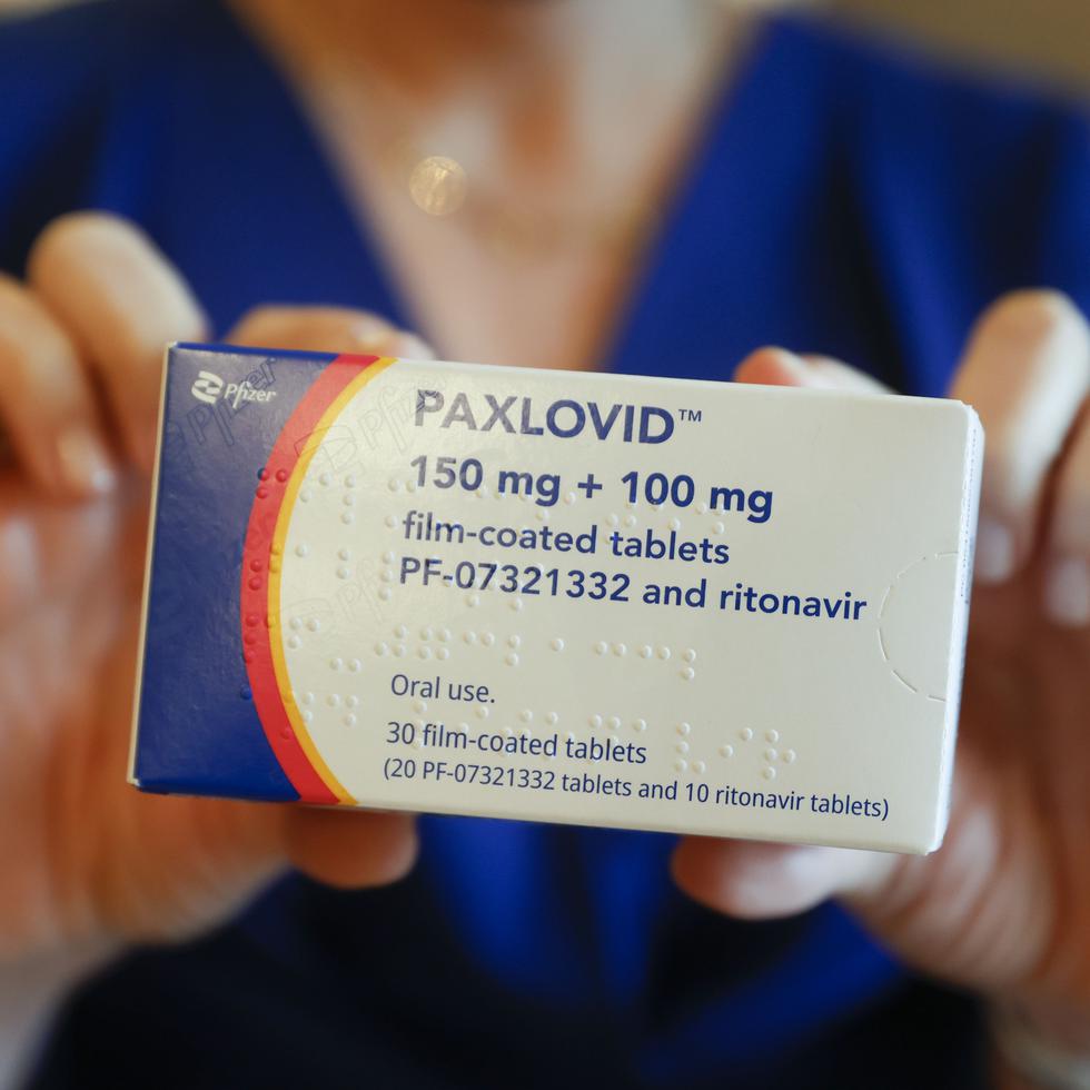 A las farmacias, el Paxlovid les cuesta $1,328, pero el precio al cliente, si lo paga en efectivo, es de $1,992.80.