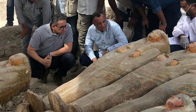 El ministro egipcio de Antigüedades Khaled el-Anany (izquierda) observa las tumbas recién descubiertas en la ciudad de Luxor (AP).