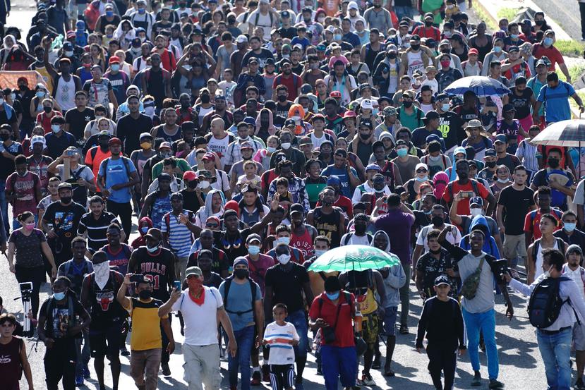 El grupo no fue contenido ni por el temor de correr con la misma suerte que han enfrentado otros grupos durante la semana ni por el intenso calor contuvo a los centenares de migrantes para abandonar la ciudad cerca de la frontera con Guatemala.
