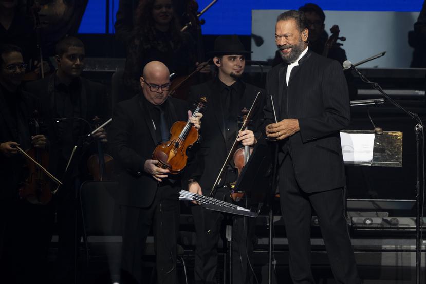 El maestro Cucco Peña justo antes de dar inicio al concierto “Ricky Martin Sinfónico” en el que dirigió a más de 60 músicos, de la Orquesta Sinfónica de Puerto Rico.