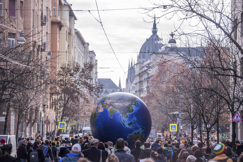 Siguendo el llamado de Fridays For Future Hungría y Extinction Rebellion Hungría, jóvenes activistas por el clima se manifiestan para exigir medidas contra el cambio climático en Budapest, Hungría. (Zoltan Balogh/MTI via AP)