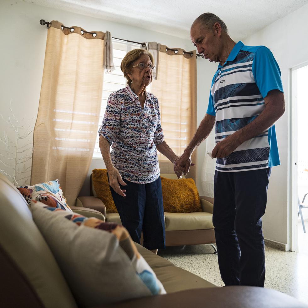 Jesús “Cuco” García, de 70 años y paciente de Parkinson, se turna con sus hermanos en el cuidado de su madre, Carmen “Cusin” Virella Dávila, paciente de Alzheimer que el próximo 27 de julio cumplirá 89 años.