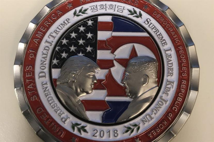 En mayo la Casa Blanca acuñó monedas con motivo de la cumbre. (Captura / Twitter)