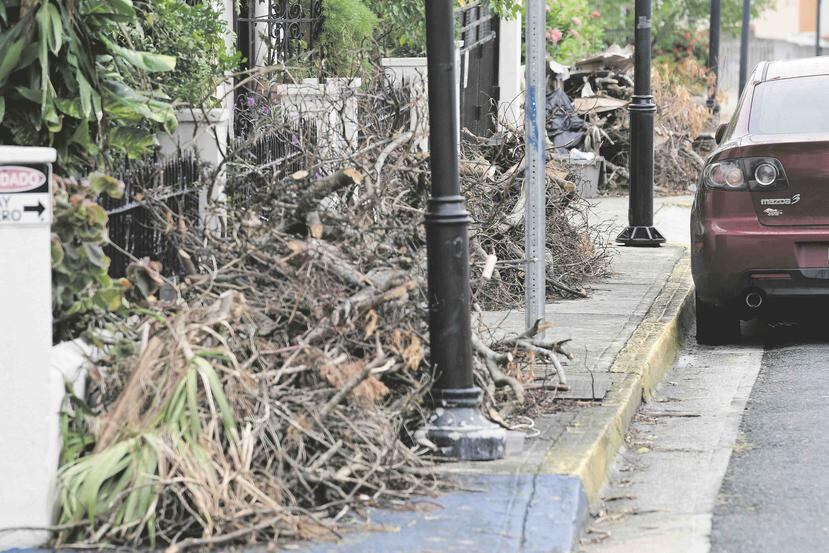 Escombros-material vegetativo en una calle de Santa Rita en Río Piedras. (Archivo)