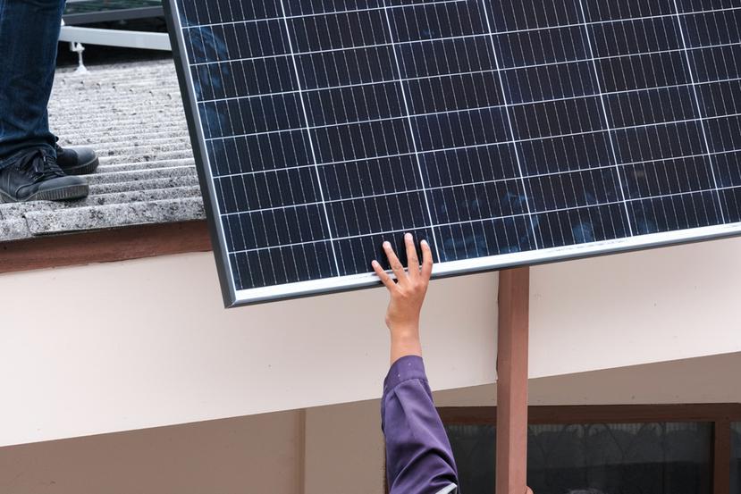 El proyecto busca proveer a unas 15,000 un vale para costear la instalación de paneles solares en su hogar principal.