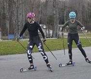 En esta foto del 4 de noviembre del 2021, Annika Malacinski y Alexa Brabec participan en esquí sobre ruedas como parte de una sesión del equipo de Estados Unidos de Combinado Nórdico para los Juegos Olímpicos de Pekín.