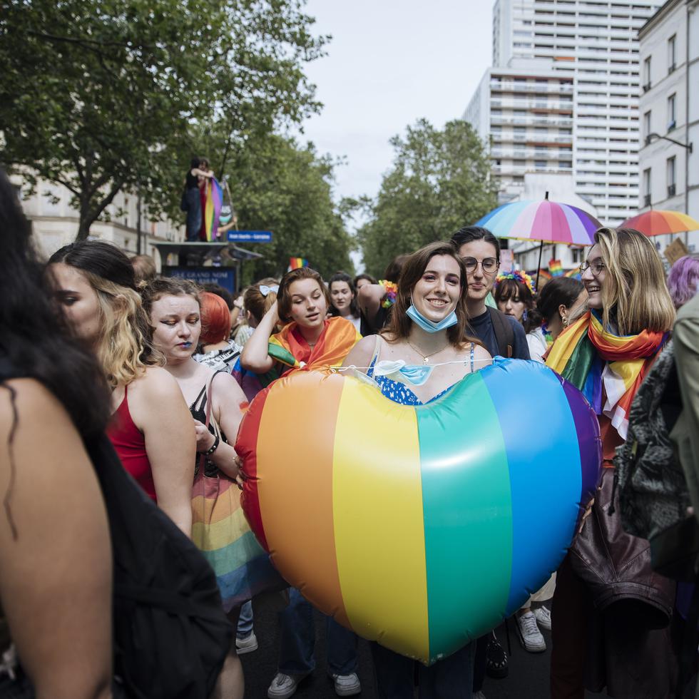 Una participante sostiene un corazón con la bandera arcoíris durante el desfile anual del Orgullo Gay, en París, el 26 de junio de 2021.