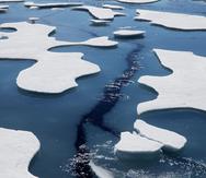 ARCHIVO - En esta fotografía de archivo se ve hielo marino mientras el rompehielos finlandés MSV Nordica atraviesa el pasaje noroeste en el Estrecho Victoria, en el archipiélago ártico canadiense, el viernes 21 de julio de 2017. (AP Foto/David Goldman, Archivo)