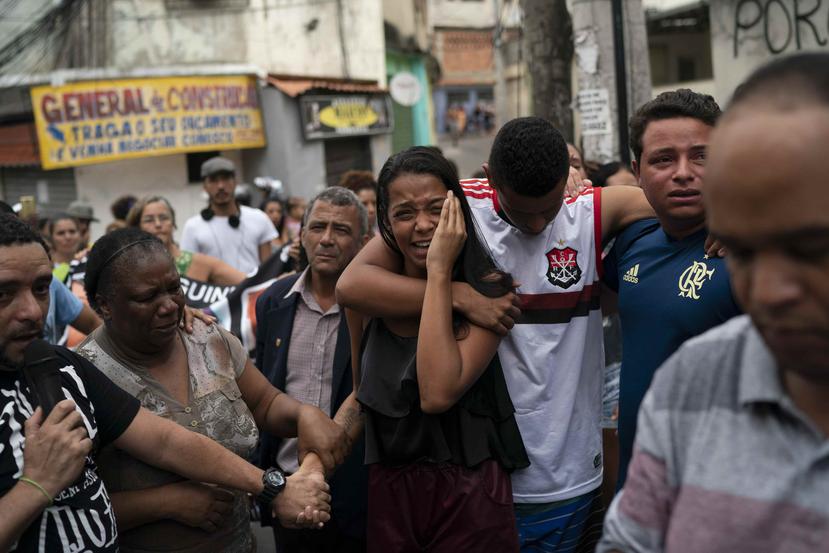 Daniele Felix, centro, llora durante una marcha en reclamo de justicia para su sobrina de 8 años Agatha Sales Felix, muerta por una bala perdida en la favela Alemao, Río de Janeiro, sábado 21 de septiembre de 2019. (AP/Leo Correa)