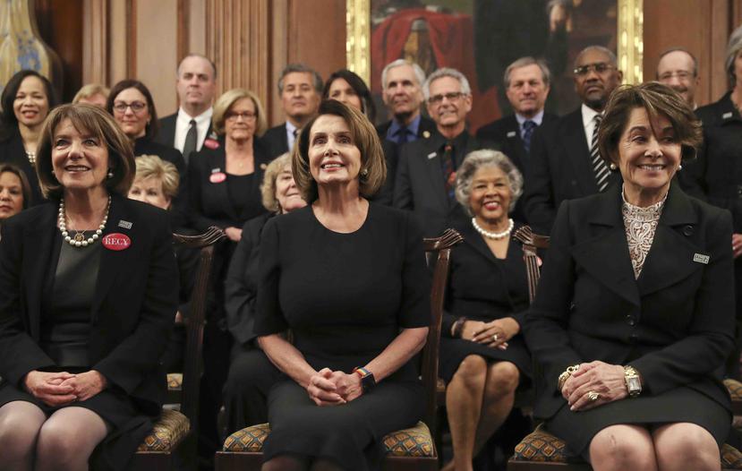 Nancy Pelosi, en el centro, posa junto a otras congresistas vestidas de negro para protestar contra el abuso sexual durante el discurso del Estado de la Unión.