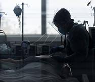 Personal médico atiende a un paciente recluido en una Unidad de Cuidados Intensivos.