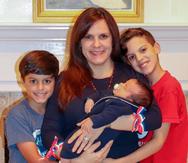 En la foto, Carol Kohn sostiene en brazos a su pequeño Oliver, junto a sus hijos Benjamín (a la izquierda) y Sebastián (a la derecha).