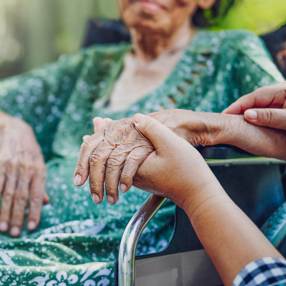Motivos: Adulto mayor, viejitos, amas de llaves, ama de llave, cuidador, anciano. Shutterstock