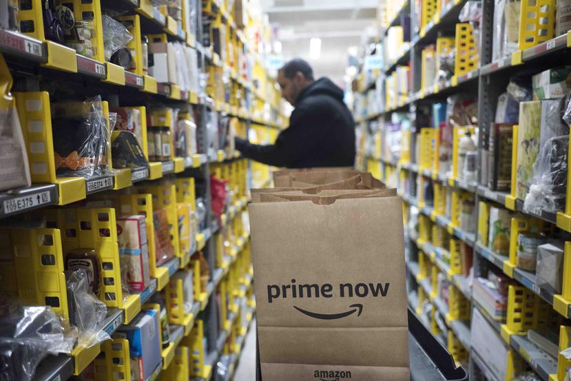 Un empleado trabaja en los almacenes de Amazon en Nueva York. (AP)