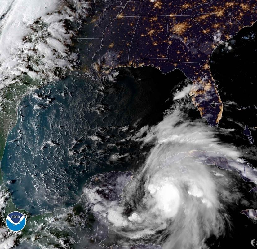 Esta imagen satelital cortesía de la Oficina Nacional de Administración Oceánica y Atmosférica se muestra la tormenta tropical Michael en su paso hacia Florida. (AP)
